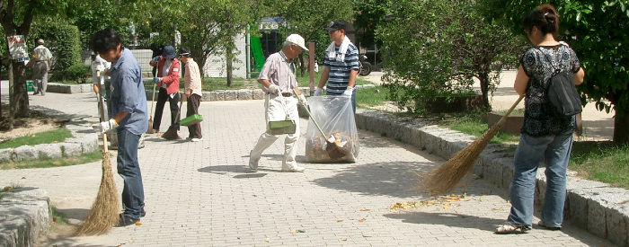 地域環境プロジェクトによる袋町公園での清掃・散乱ゴミの収集。