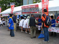 広島フラワーフェスティバルでの「明日の神話」広島誘致PR活動。署名コーナー